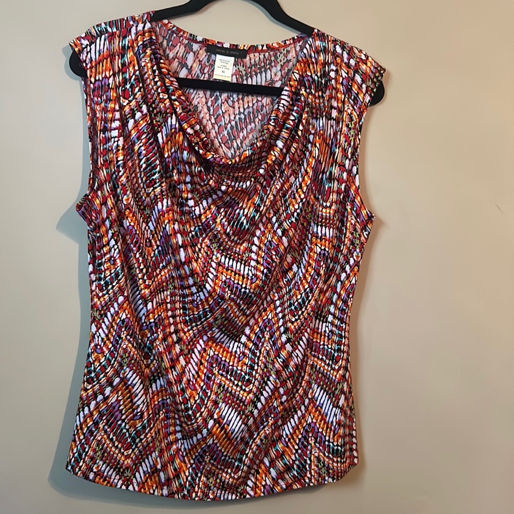 Sleeveless polyester/spandex blend top